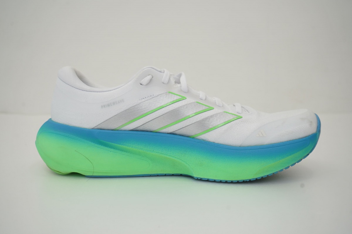 「アディダス『スーパーノヴァ ライズ 3』徹底レビュー!ジョギングから流し、サブ4ランナーのレースまでカバーするデイリートレーナー」の画像