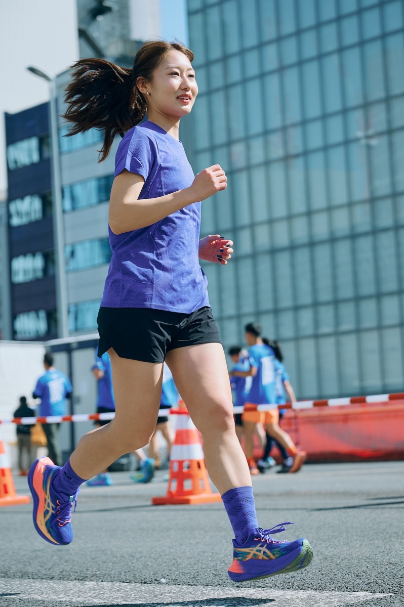 「軽やかに弾むような走りを。アシックス「SUPERBLAST 3」がマラソンでステップアップしたいランナーを後押しする一足に」の画像