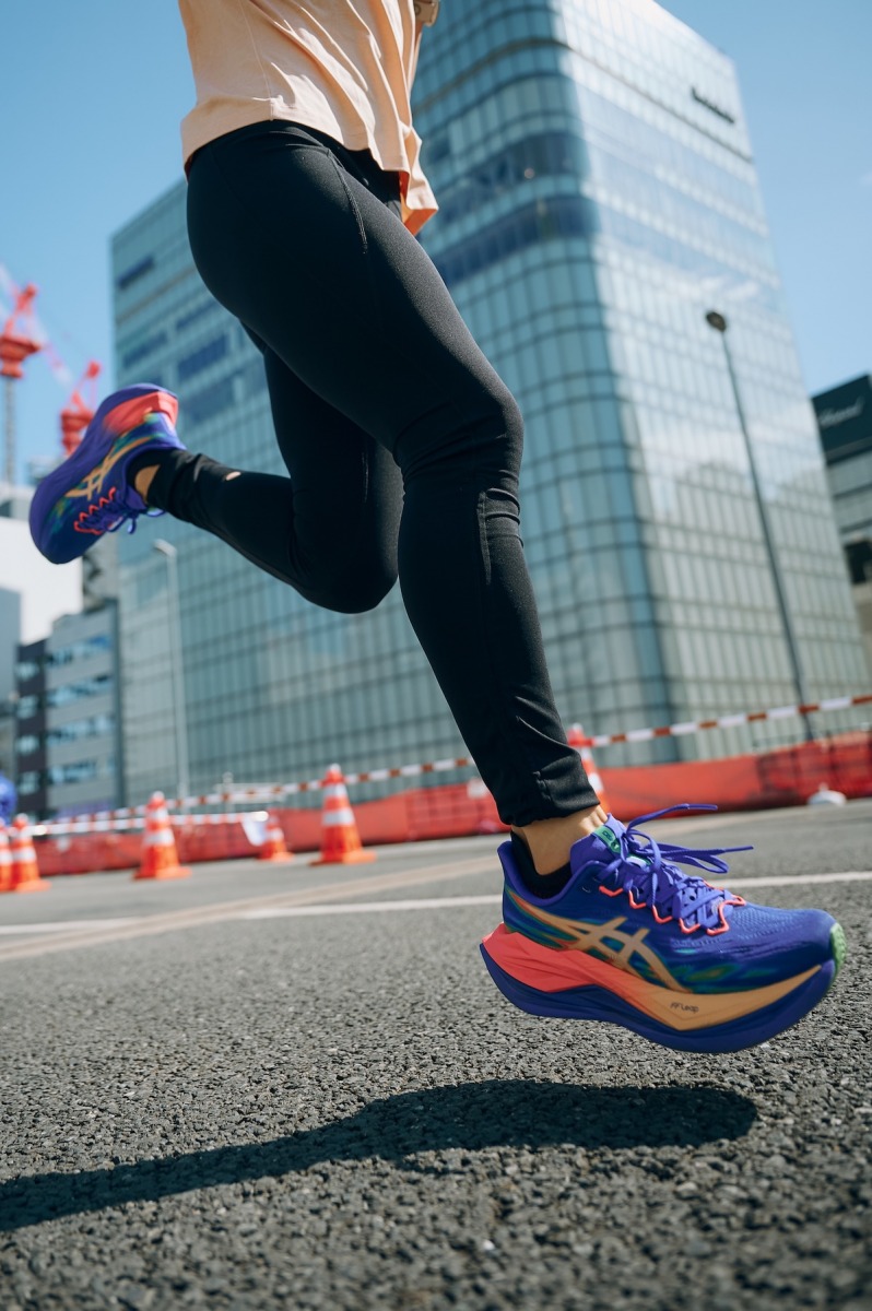 「軽やかに弾むような走りを。アシックス「SUPERBLAST 3」がマラソンでステップアップしたいランナーを後押しする一足に」の画像