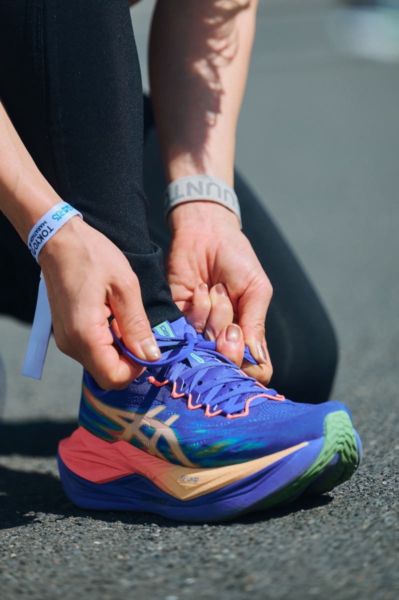 「軽やかに弾むような走りを。アシックス「SUPERBLAST 3」がマラソンでステップアップしたいランナーを後押しする一足に」の画像