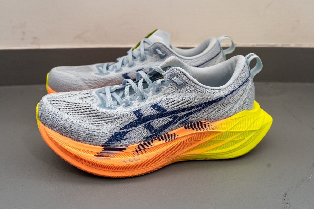 「アシックス『スーパーブラスト 3』徹底レビュー！厚みを増しつつ軽量化を両立したスーパートレーナー」の画像