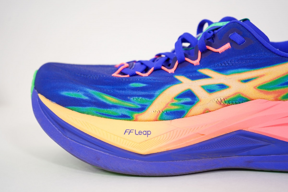 「アシックス『スーパーブラスト 3』徹底レビュー！厚みを増しつつ軽量化を両立したスーパートレーナー」の画像