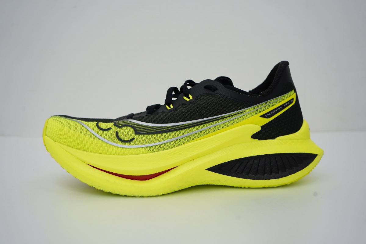 「サッカニー『エンドルフィン プロ 5』徹底レビュー!安定感が増したカーボンプレート入りレースシューズ」の画像