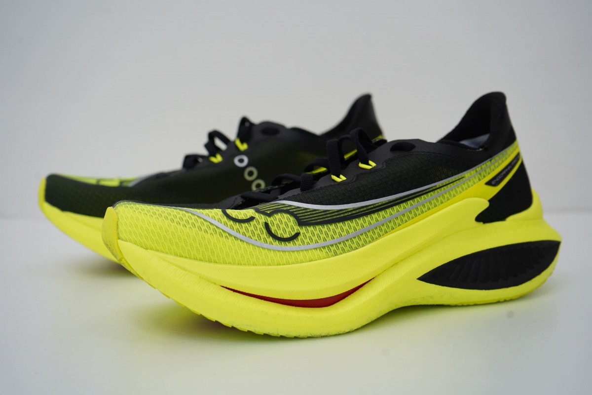 「サッカニー『エンドルフィン プロ 5』徹底レビュー!安定感が増したカーボンプレート入りレースシューズ」の画像