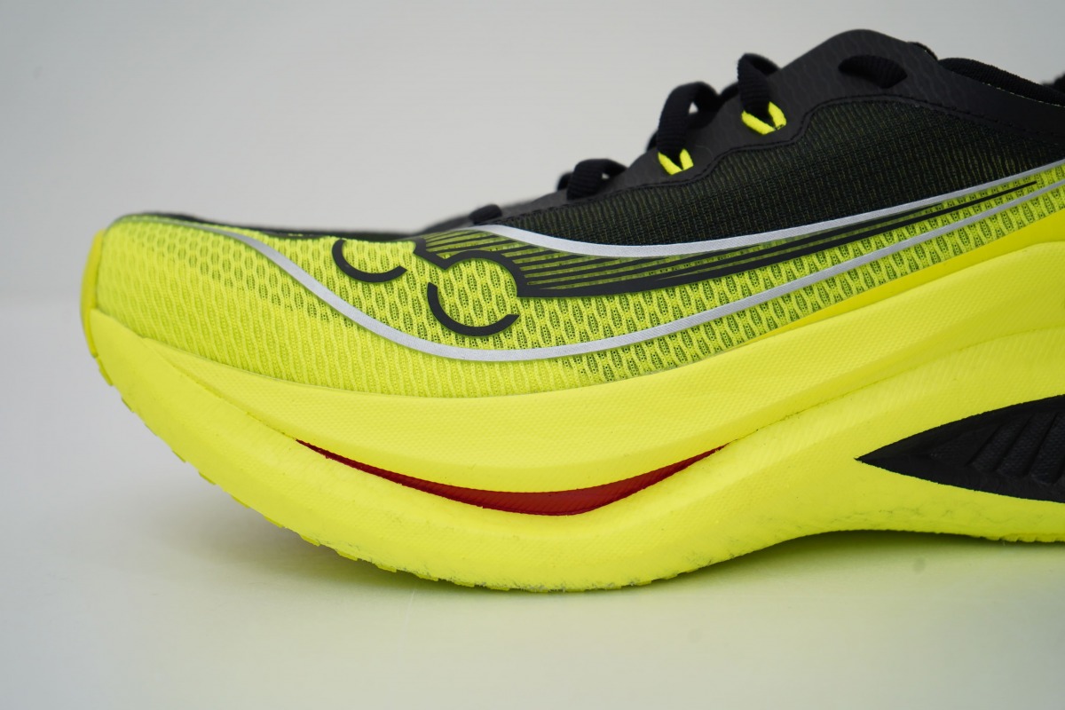 「サッカニー『エンドルフィン プロ 5』徹底レビュー!安定感が増したカーボンプレート入りレースシューズ」の画像