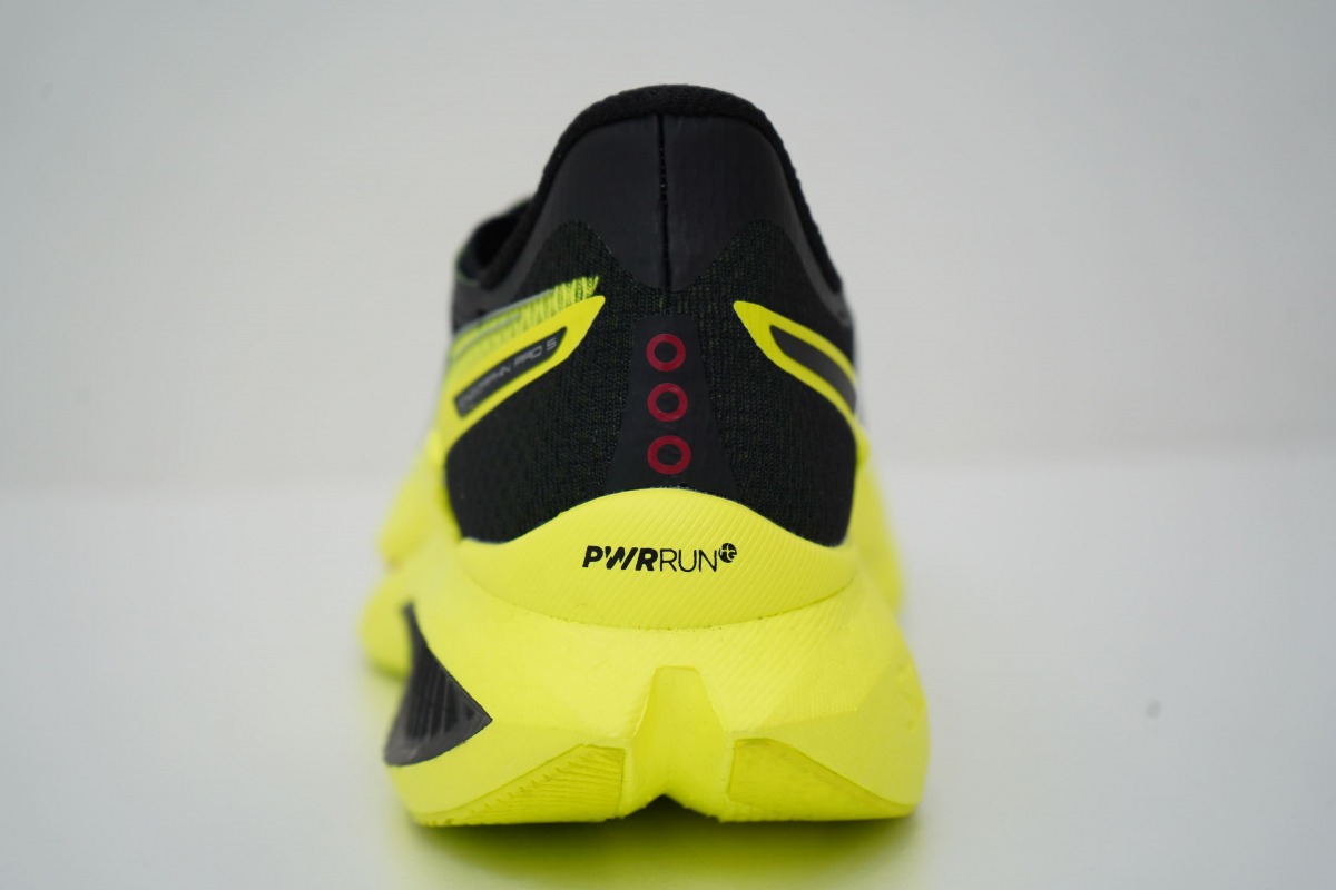 「サッカニー『エンドルフィン プロ 5』徹底レビュー!安定感が増したカーボンプレート入りレースシューズ」の画像