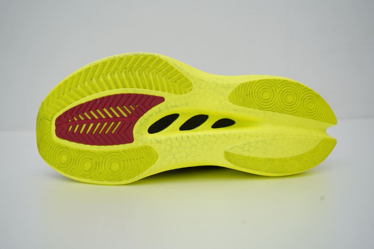 「サッカニー『エンドルフィン プロ 5』徹底レビュー!安定感が増したカーボンプレート入りレースシューズ」の画像