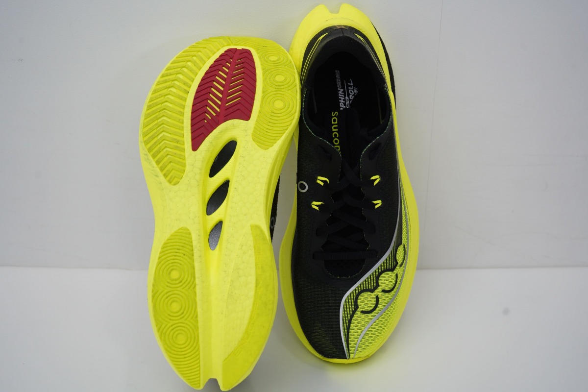 「サッカニー『エンドルフィン プロ 5』徹底レビュー!安定感が増したカーボンプレート入りレースシューズ」の画像