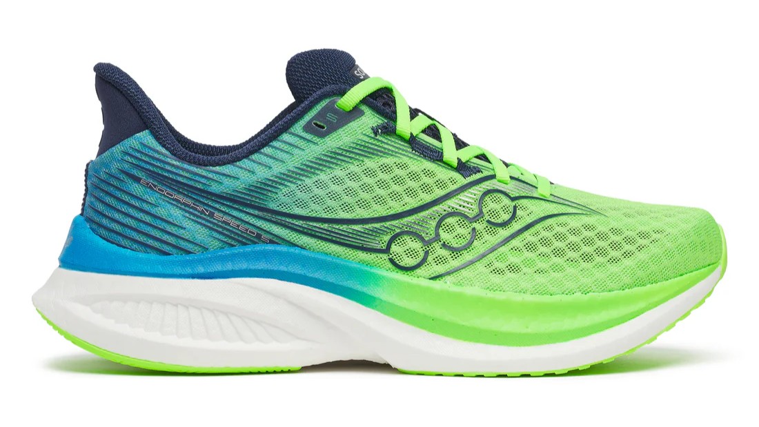 「サッカニー『エンドルフィン プロ 5』徹底レビュー!安定感が増したカーボンプレート入りレースシューズ」の画像