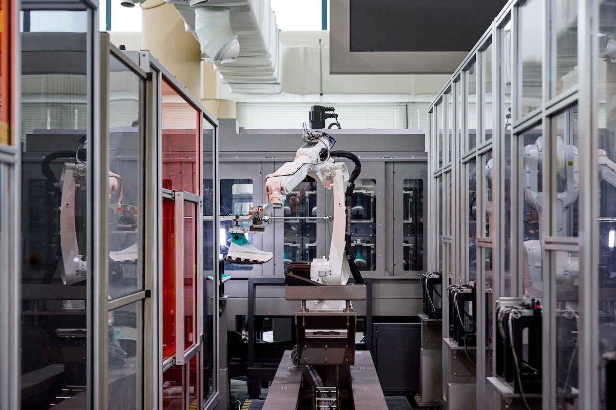 「Onベストセラー「Cloudmonster」コレクションに2つの新作が仲間入り！LightSpray™採用モデルは4月16日発売開始」の画像