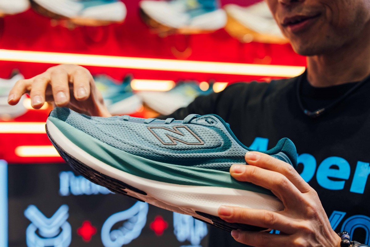 「ニューバランスの最新モデル『1080v15』をランニングスペシャリストが徹底解説。人気シューズの進化と、FuelCell Rebel v5との使い分けは?」の画像