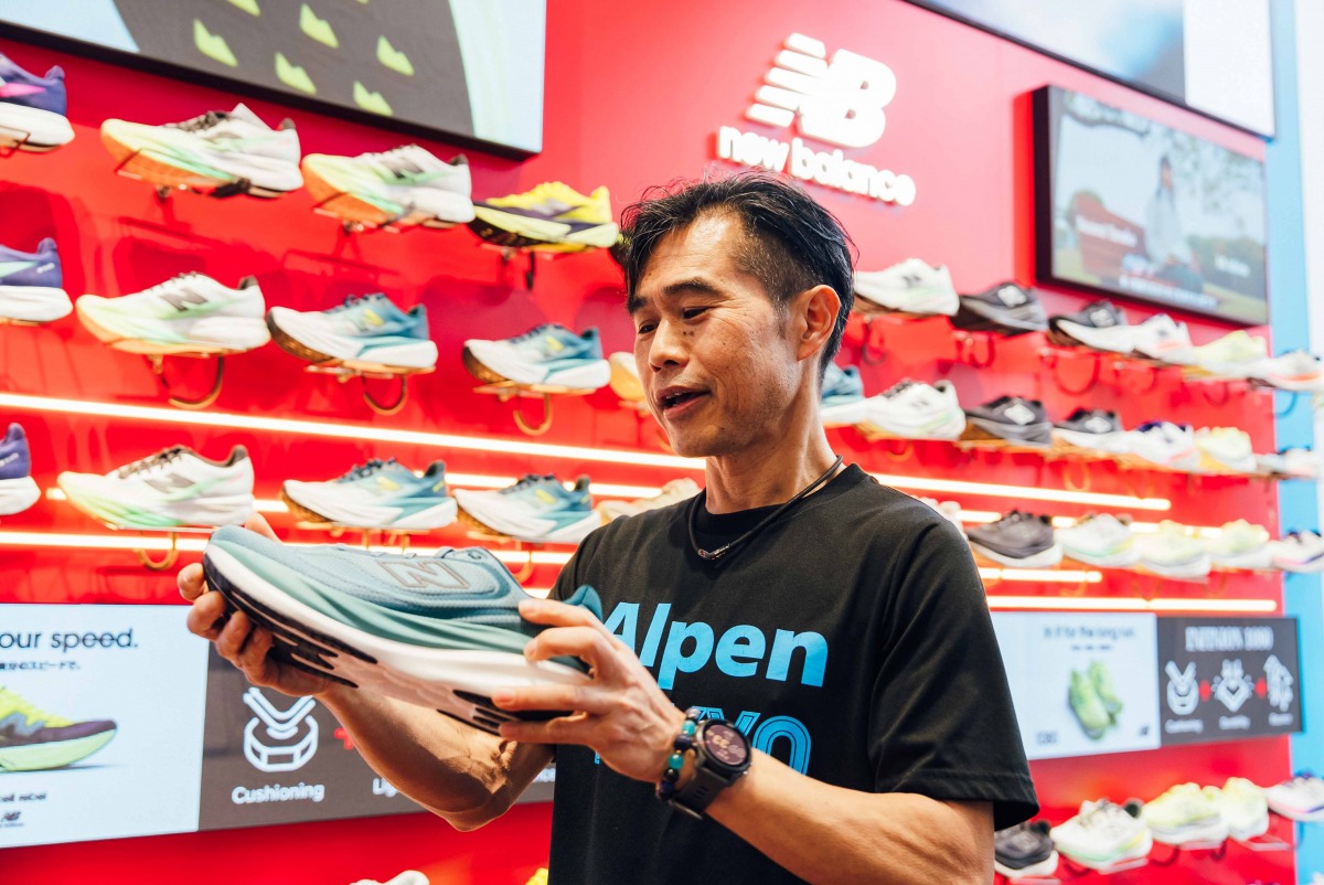 「ニューバランスの最新モデル『1080v15』をランニングスペシャリストが徹底解説。人気シューズの進化と、FuelCell Rebel v5との使い分けは?」の画像