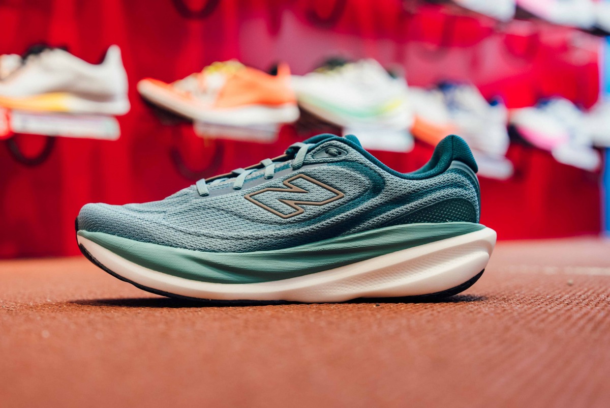「ニューバランスの最新モデル『1080v15』をランニングスペシャリストが徹底解説。人気シューズの進化と、FuelCell Rebel v5との使い分けは?」の画像