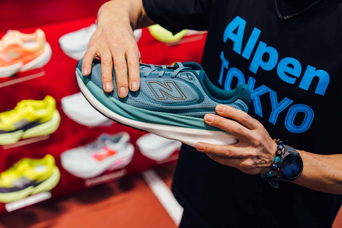 「ニューバランスの最新モデル『1080v15』をランニングスペシャリストが徹底解説。人気シューズの進化と、FuelCell Rebel v5との使い分けは?」の画像