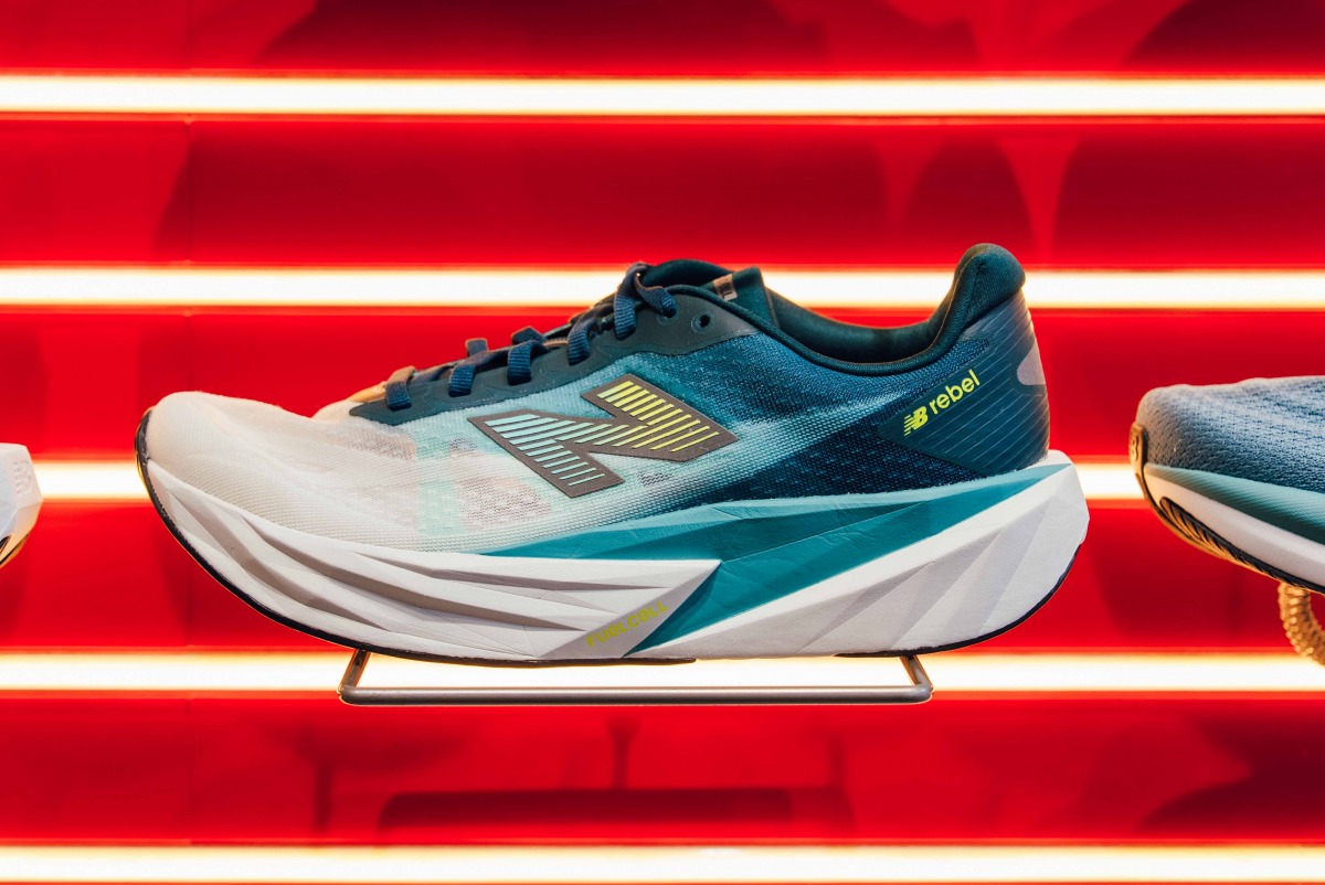 「ニューバランスの最新モデル『1080v15』をランニングスペシャリストが徹底解説。人気シューズの進化と、FuelCell Rebel v5との使い分けは?」の画像