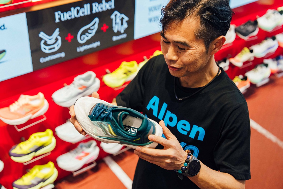 「ニューバランスの最新モデル『1080v15』をランニングスペシャリストが徹底解説。人気シューズの進化と、FuelCell Rebel v5との使い分けは?」の画像