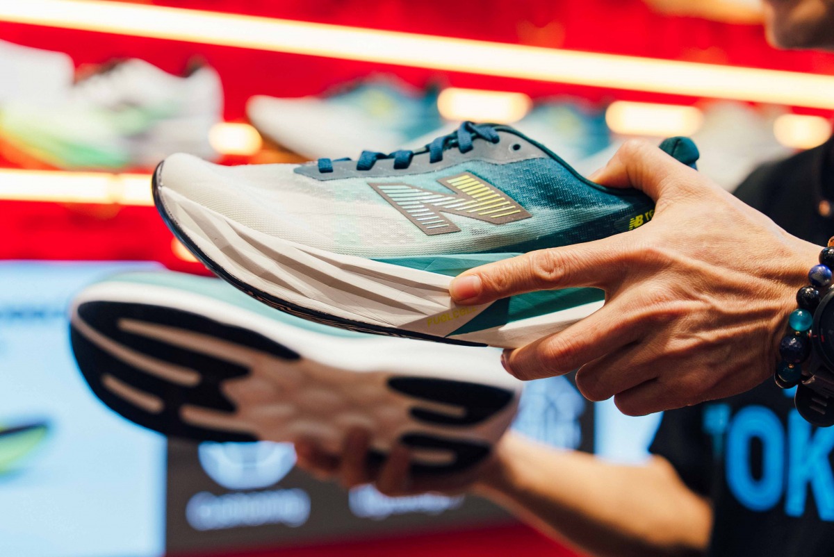 「ニューバランスの最新モデル『1080v15』をランニングスペシャリストが徹底解説。人気シューズの進化と、FuelCell Rebel v5との使い分けは?」の画像