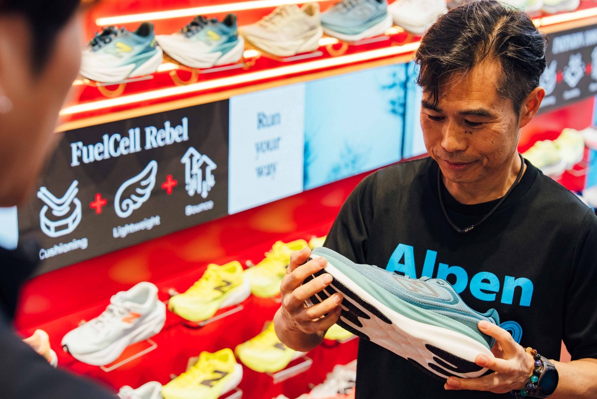 「ニューバランスの最新モデル『1080v15』をランニングスペシャリストが徹底解説。人気シューズの進化と、FuelCell Rebel v5との使い分けは?」の画像