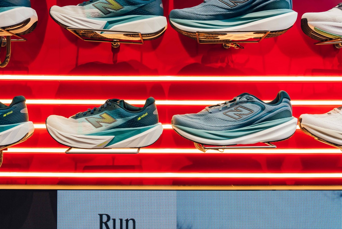 「ニューバランスの最新モデル『1080v15』をランニングスペシャリストが徹底解説。人気シューズの進化と、FuelCell Rebel v5との使い分けは?」の画像