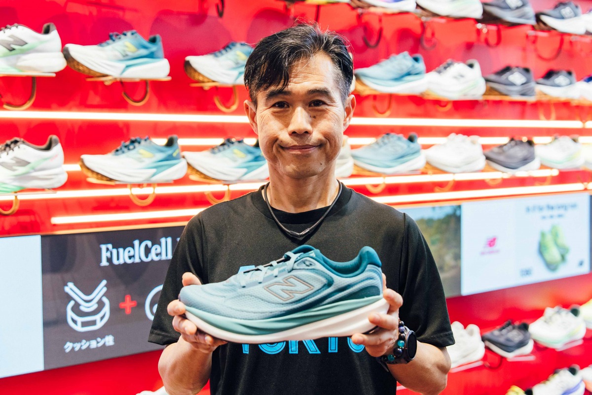「ニューバランスの最新モデル『1080v15』をランニングスペシャリストが徹底解説。人気シューズの進化と、FuelCell Rebel v5との使い分けは?」の画像