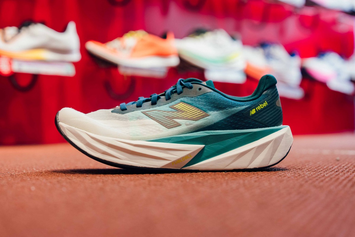 「ニューバランスの最新モデル『1080v15』をランニングスペシャリストが徹底解説。人気シューズの進化と、FuelCell Rebel v5との使い分けは?」の画像