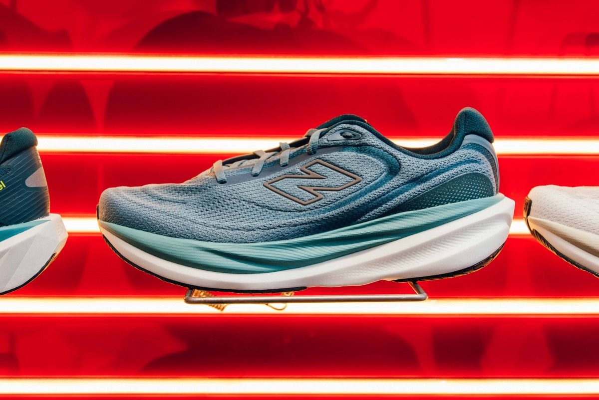 「ニューバランスの最新モデル『1080v15』をランニングスペシャリストが徹底解説。人気シューズの進化と、FuelCell Rebel v5との使い分けは?」の画像