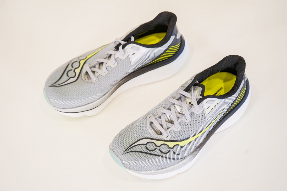 「サッカニー『エンドルフィン アズーラ』徹底レビュー！万能に使えるノンプレートのスーパートレーナー」の画像