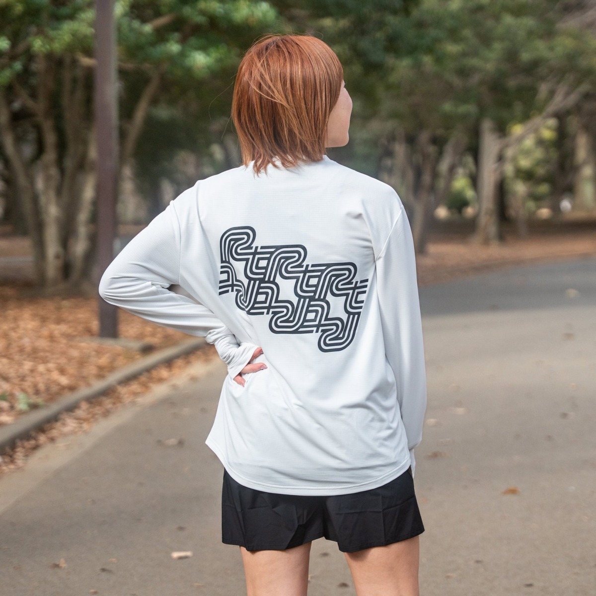 「まだまだ肌寒い春のランニングに「ちょうどいい一枚」。この季節はロングスリーブTシャツがおすすめ」の画像