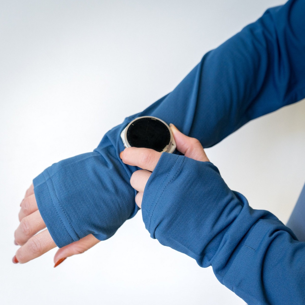 「まだまだ肌寒い春のランニングに「ちょうどいい一枚」。この季節はロングスリーブTシャツがおすすめ」の画像