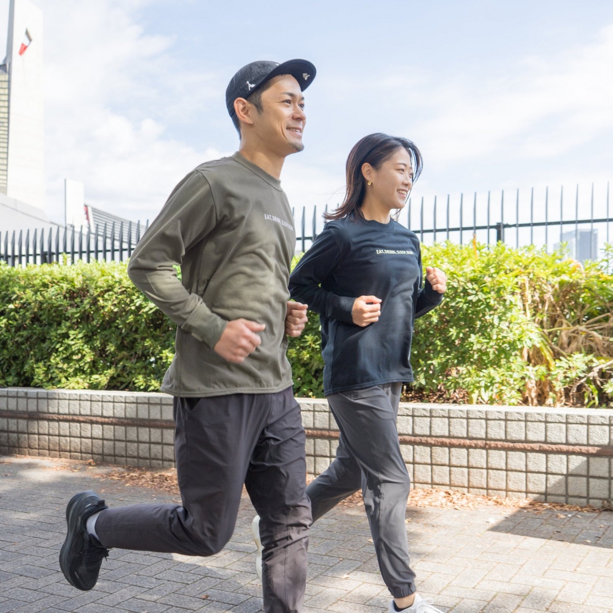 「まだまだ肌寒い春のランニングに「ちょうどいい一枚」。この季節はロングスリーブTシャツがおすすめ」の画像