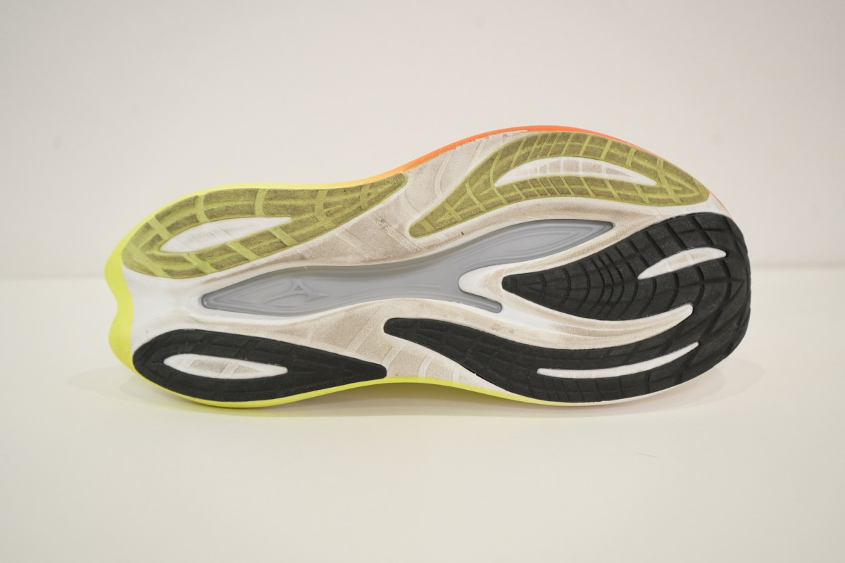 「ミズノ『MIZUNO NEO VISTA 3』徹底レビュー!シューズアドバイザーは「概念を覆す一足」と評価」の画像