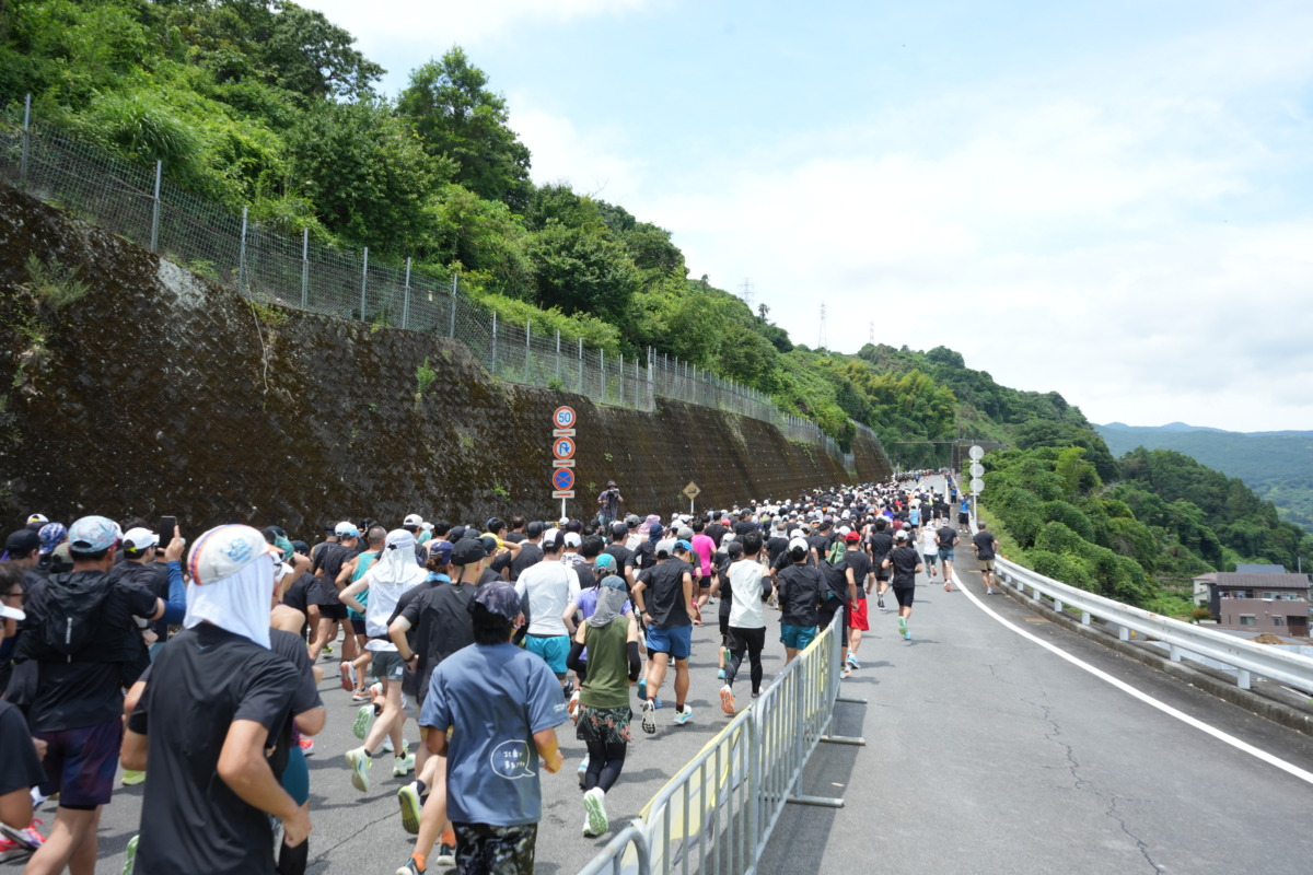 「真夏の箱根に1,400人!『CLIFTON PRO』で激坂に挑んだ「HOKA LIMIT BREAK HAKONE」レポート」の画像