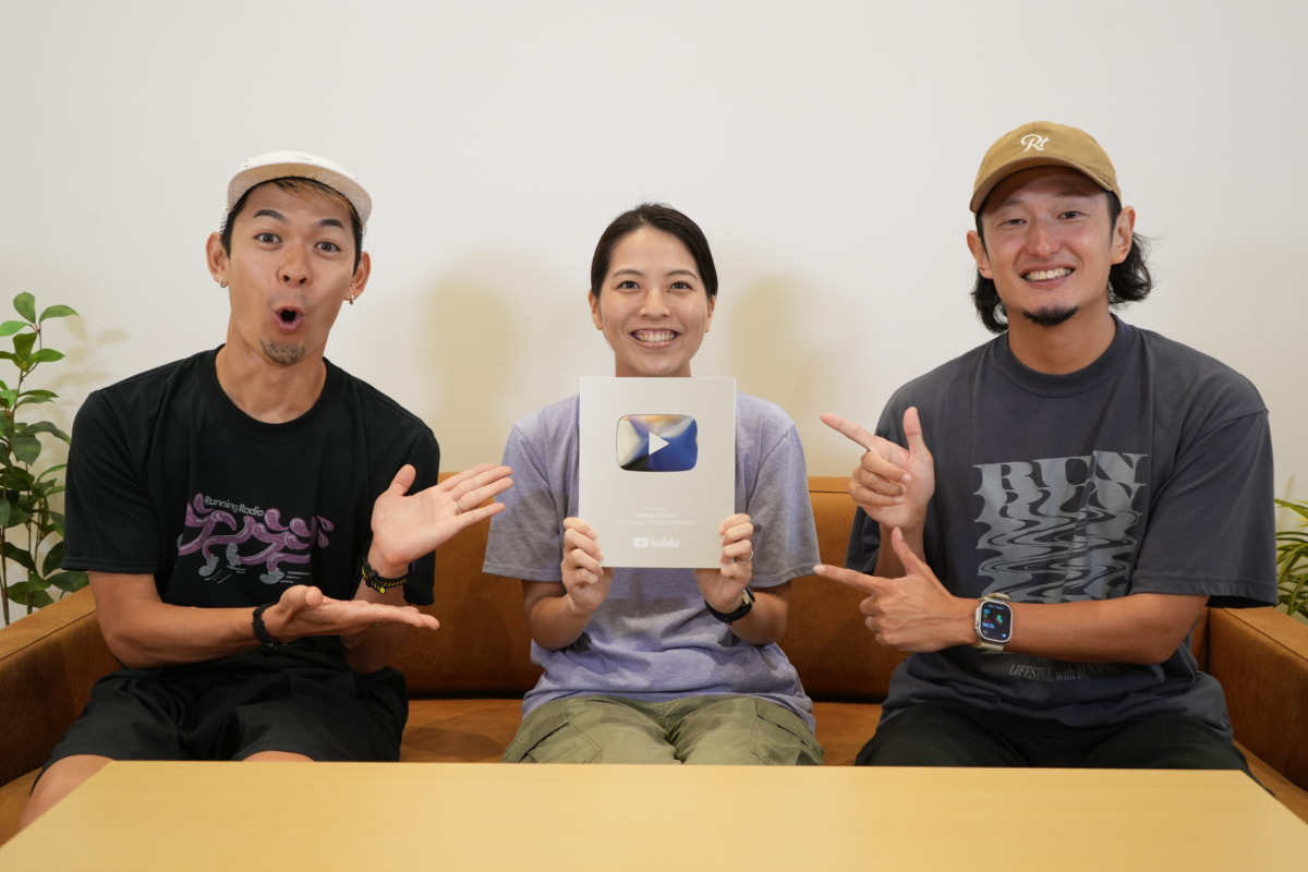 「Youtube登録者の10万人達成記念品“銀の盾”をお披露目！『Runtrip Channel』のこれまでの歩みと、これから目指すものとは」の画像