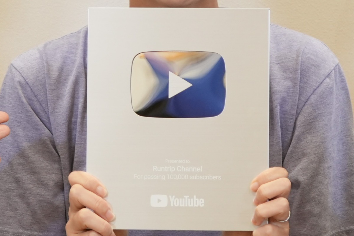 「Youtube登録者の10万人達成記念品“銀の盾”をお披露目！『Runtrip Channel』のこれまでの歩みと、これから目指すものとは」の画像