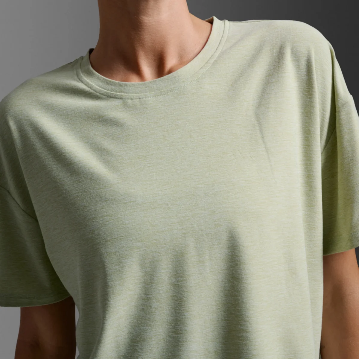 「【女性ランナー向け】2XUの高機能ウェア4選｜トレーニングからリカバリーまで活用できるTシャツ＆タイツ」の画像
