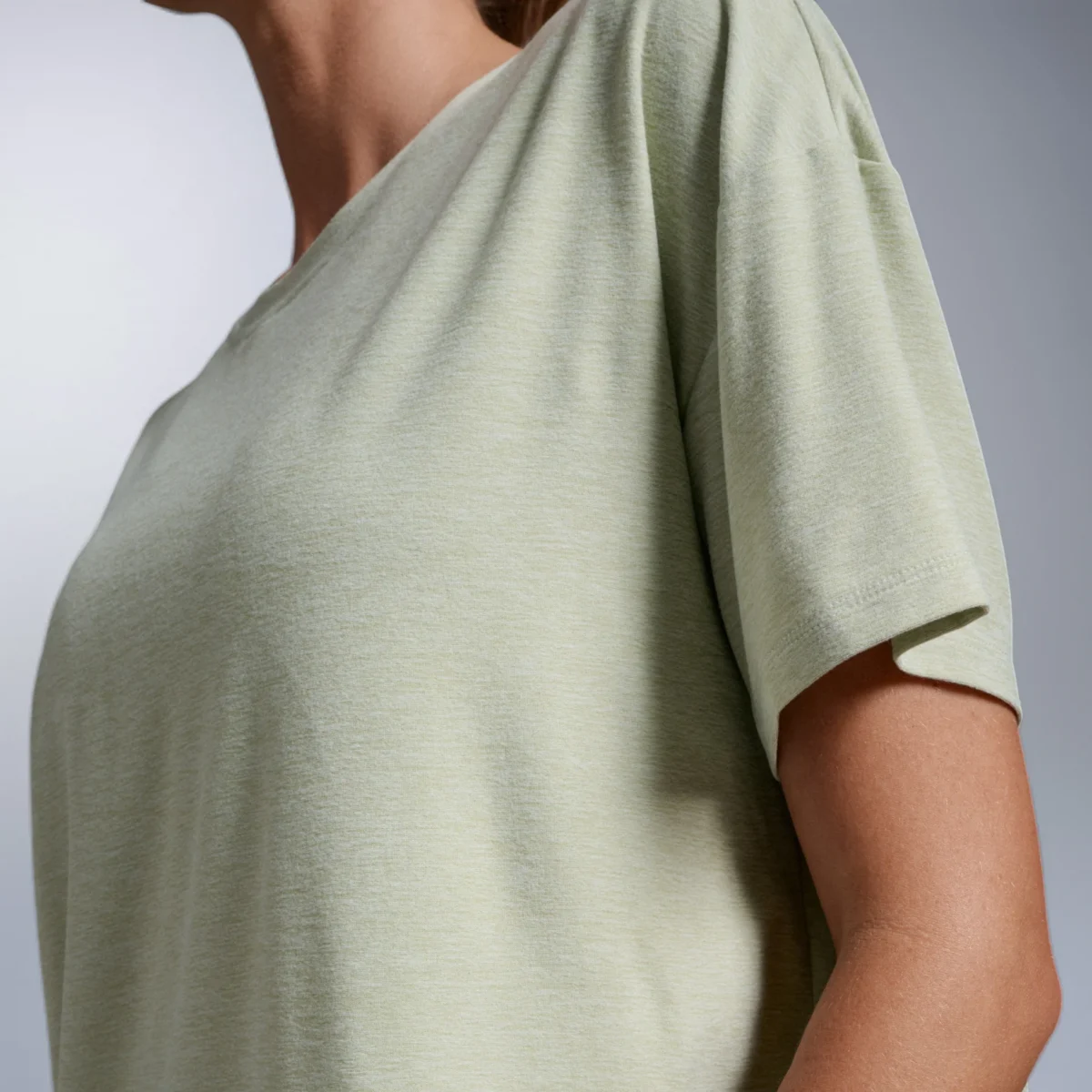 「【女性ランナー向け】2XUの高機能ウェア4選｜トレーニングからリカバリーまで活用できるTシャツ＆タイツ」の画像