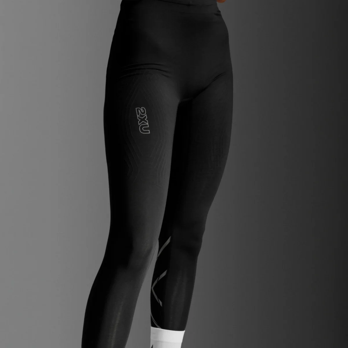 「【女性ランナー向け】2XUの高機能ウェア4選｜トレーニングからリカバリーまで活用できるTシャツ＆タイツ」の画像