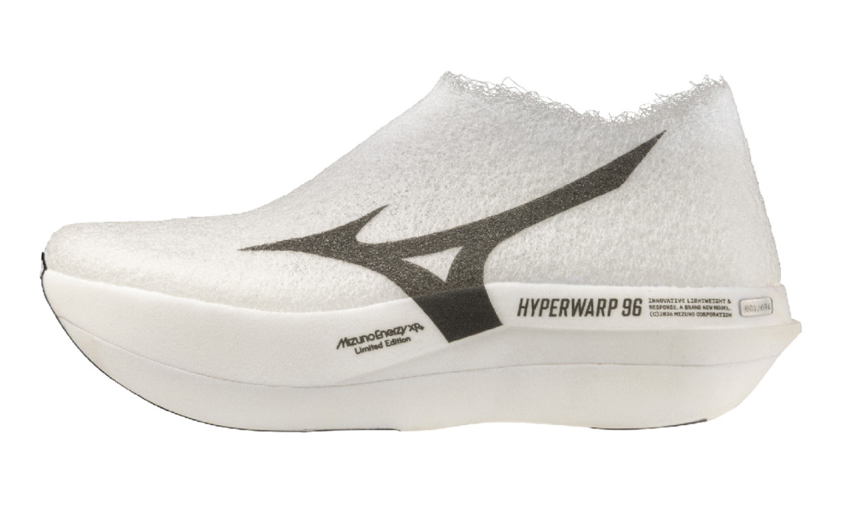「ミズノ最新作『HYPERWARP 96』発表！シリーズ最軽量約96g、全世界696足限定のコンセプトモデル」の画像