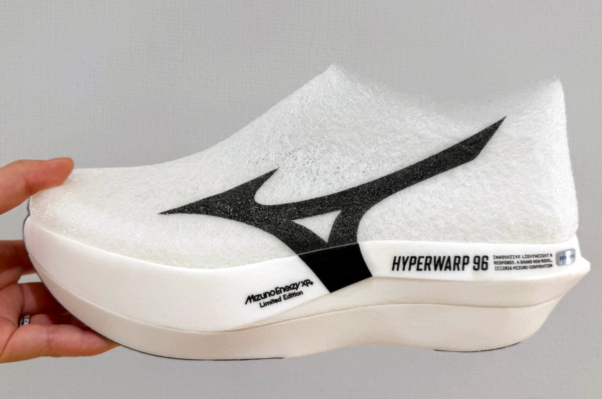 「ミズノ最新作『HYPERWARP 96』発表！シリーズ最軽量約96g、全世界696足限定のコンセプトモデル」の画像