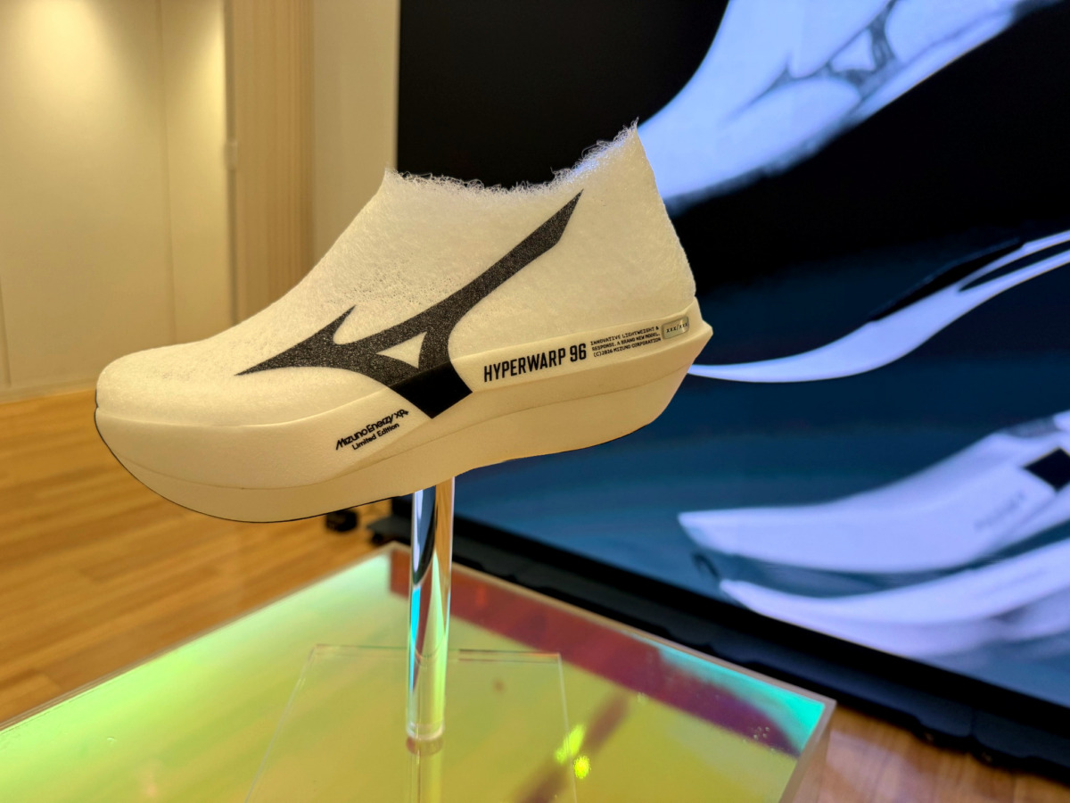 「ミズノ最新作『HYPERWARP 96』発表！シリーズ最軽量約96g、全世界696足限定のコンセプトモデル」の画像