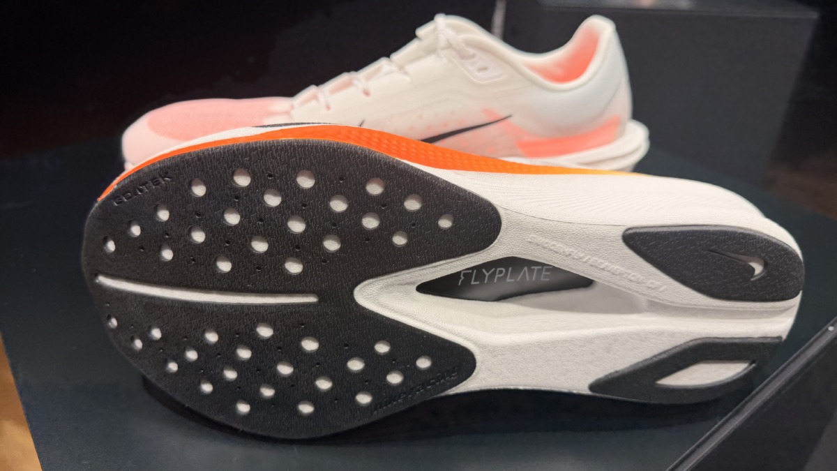 「『エア ズーム ユニット』を二層に重ねたナイキ『エイペックス』発表!エントリーモデル『スウッシュフライ』も」の画像