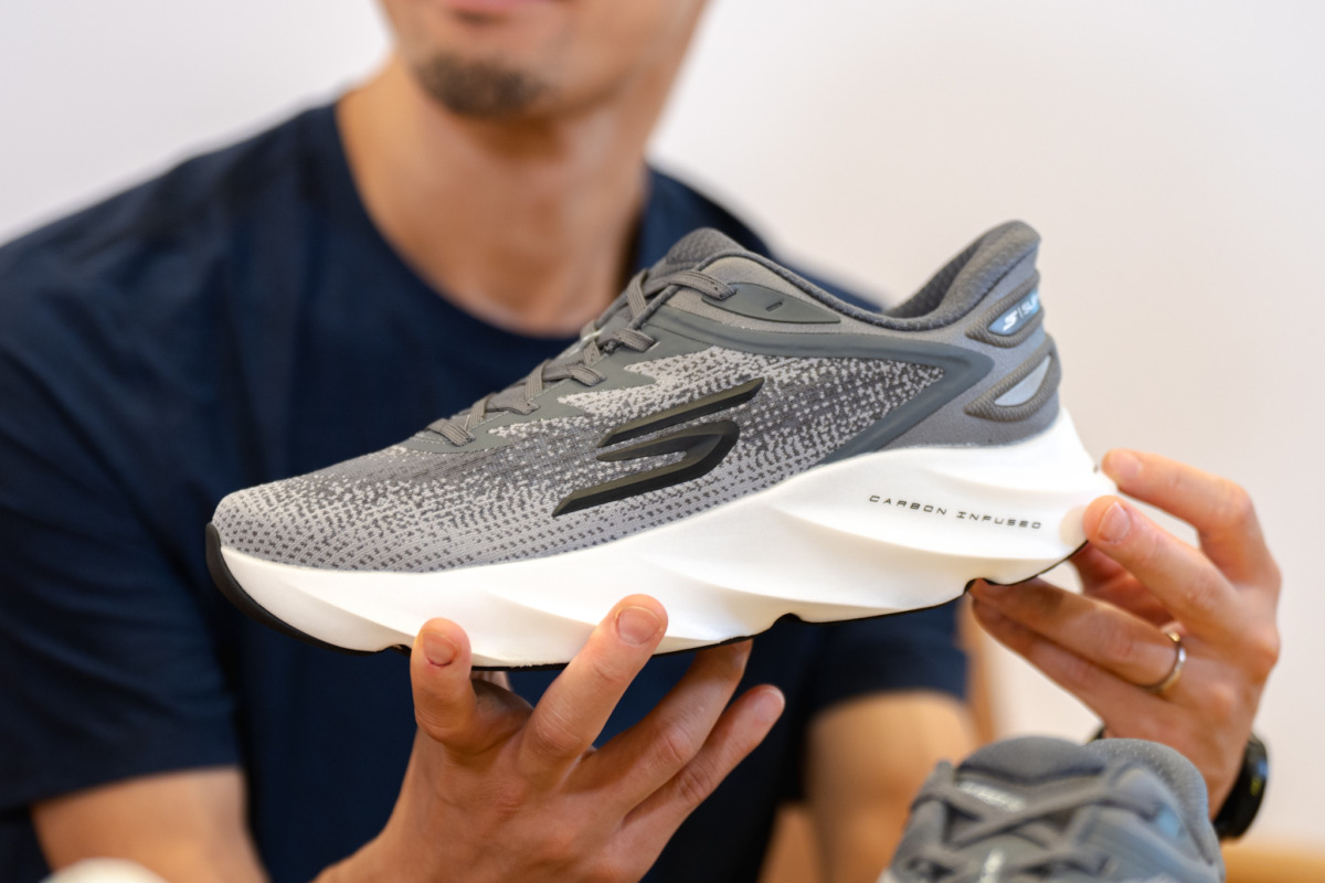 「実はランニングシューズも本格派。スケッチャーズが快適さを追求した『エアロ バースト』の実力」の画像